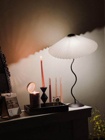 Squiggle Table Lamp – Modern Artistic Lighting for a Stylish Touch